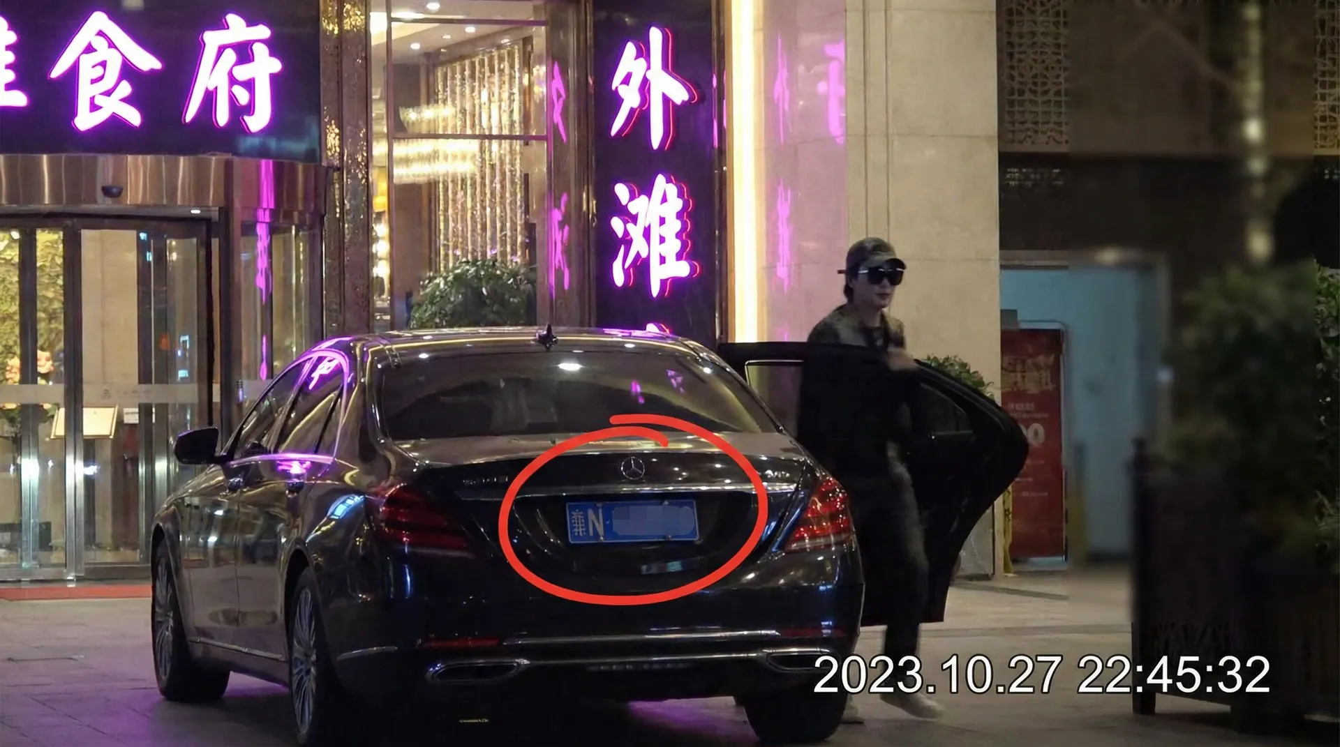 beat365体育网站 - 豪车餐厅外偷拍